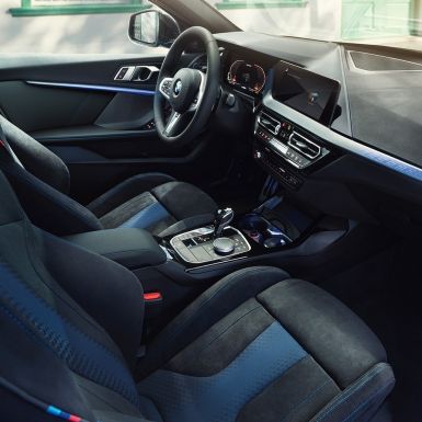 Aménagement intérieur sportif de la BMW Série 1 Le poste de conduite de la BMW Série 1 avec sièges M sport, volant M en cuir et inserts de décoration éclairés.
