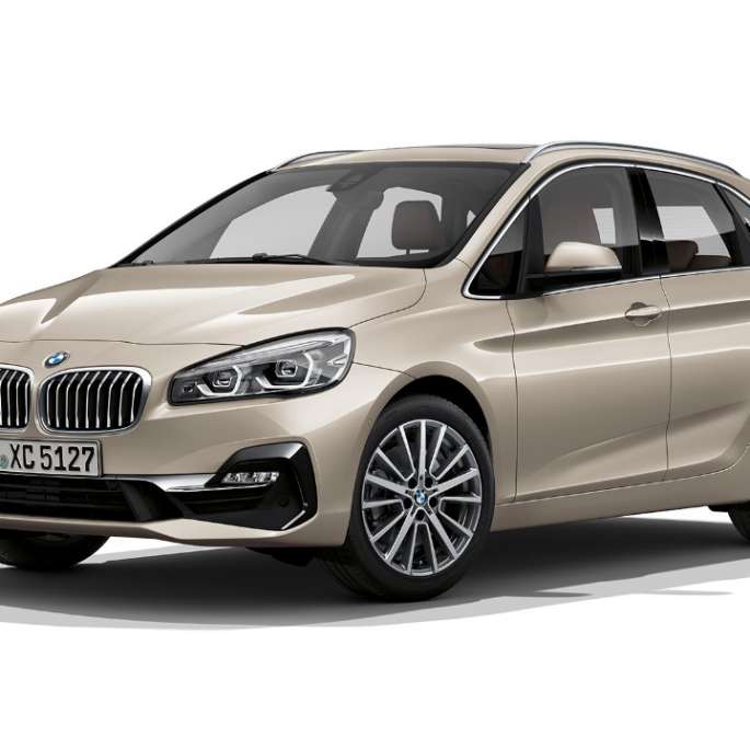 Vue de trois quart avant de la BMW Série 2 Active Tourer, Modèle Luxury BMW Série 2 Active Tourer, Modèle Luxury, 225i xDrive F45 2018 Jucarobeige metallic, vue de trois quarts avant
