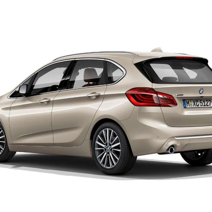 Vue de trois quart avant de la BMW Série 2 Active Tourer, Modèle Luxury BMW Série 2 Active Tourer, Modèle Luxury, 225i xDrive F45 2018 Jucarobeige metallic, vue de trois quarts arrière