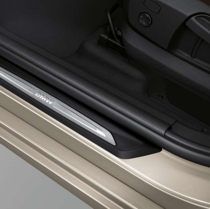 Seuils de portes de la BMW Série 2 Active Tourer, Modèle Luxury Seuils de portes de la BMW Série 2 Active Tourer, Modèle Luxury, 225i xDrive F45 2018 Jucarobeige metallic
