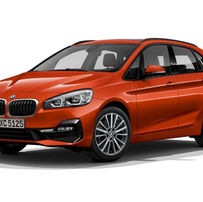 Vue de trois quart avant de la BMW Série 2 Active Tourer, Modèle Sport BMW Série 2 Active Tourer, Modèle Sport, 220i xDrive F45 2018 Sunset Orange metallic, vue de trois quarts avant