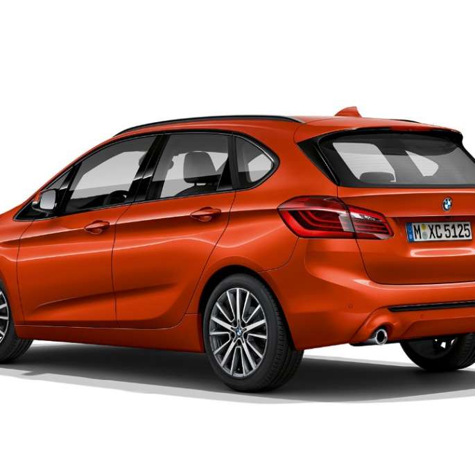 Vue de trois quart arrière de la BMW Série 2 Active Tourer, Modèle Sport BMW Série 2 Active Tourer, Modèle Sport, 220i xDrive F45 2018 Sunset Orange metallic, vue de trois quarts arrière