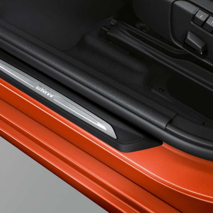 Seuils de portes de la BMW Série 2 Active Tourer, Modèle Sport Seuils de portes de la BMW Série 2 Active Tourer, Modèle Sport, 220i F45 2018 Sunset Orange metallic