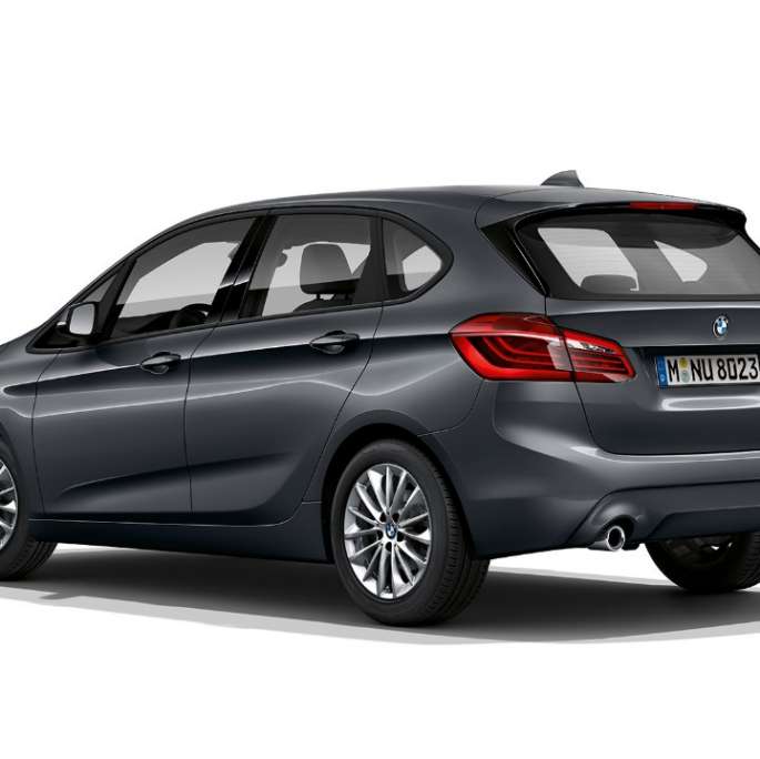 Vue de trois quarts arrière de la BMW Série 2 Active Tourer, Modèle Advantage BMW Série 2 Active Tourer 218i F45 2018, en Mineralweiß metallic, vue de trois quarts arrière