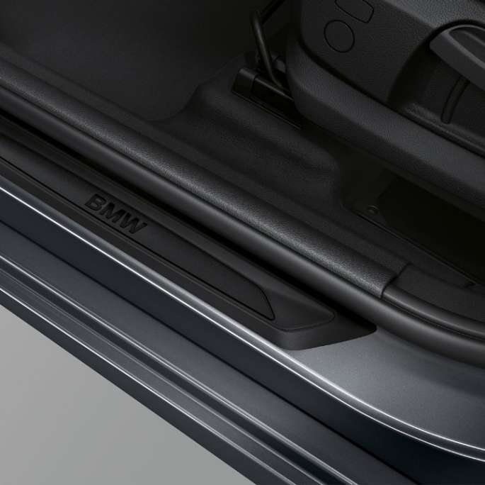 Seuils de portes de la BMW Série 2 Active Tourer, Modèle Advantage Seuils de portes de la BMW Série 2 Active Tourer 218i F45 2018 en Mineralweiß metallic