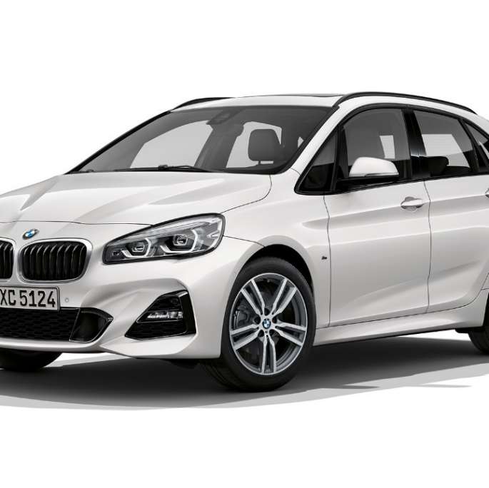 BMW Série 2 Active Tourer, Modèle M Sport BMW Série 2 Active Tourer en Weiß 220d xDrive, Modèle M Sport F45 2018 Mineralweiß metallic, vue de trois quarts avant