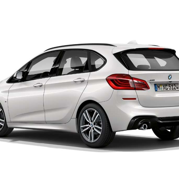 Vue de trois quarts arrière de la BMW Série 2 Active Tourer, Modèle M Sport BMW Série 2 Active Tourer en Weiß 220d xDrive, Modèle M Sport F45 2018 Mineralweiß metallic, vue de trois quarts arrière
