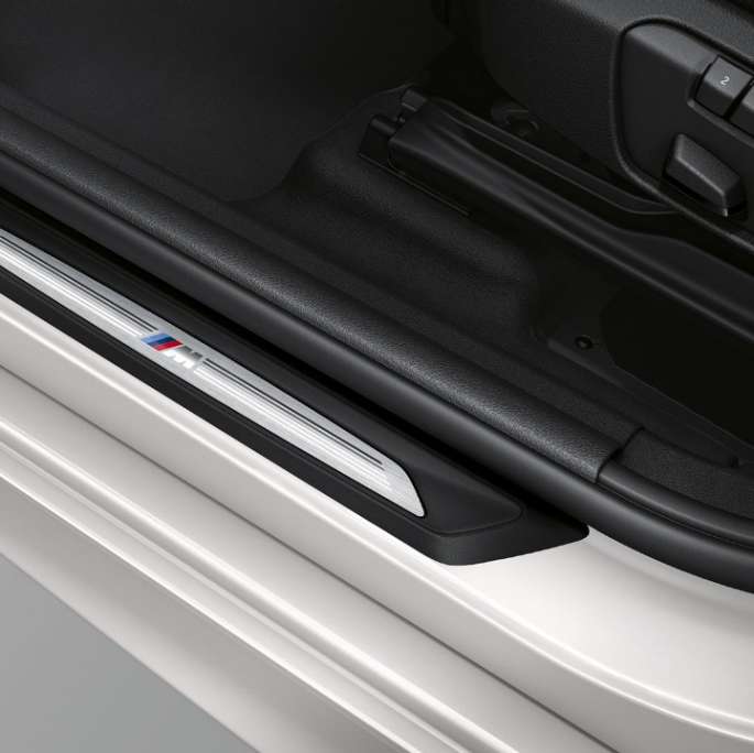 Seuils de portes de la BMW Série 2 Active Tourer, Modèle M Sport Seuils de portes de la BMW Série 2 Active Tourer 220d xDrive, Modèle M Sport F45 2018 Mneralweiß metallic, extérieur