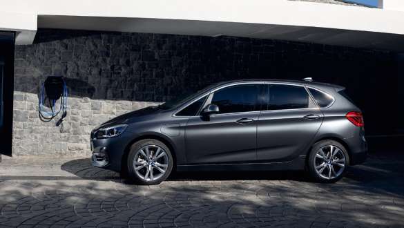 BMW 225xe Active Tourer F45 hybride rechargeable, vue de profil BMW 225xe Active Tourer F45 hybride rechargeable, vue de profil devant un bâtiment