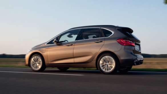 BMW 225xe Active Tourer F45 hybride rechargeable, vue de trois quarts de profil en mouvement BMW 225xe Active Tourer F45 hybride rechargeable, vue de trois quarts de profil en mouvement sur la route