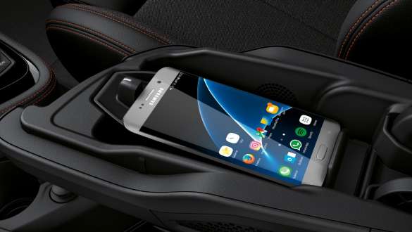 Téléphonie avec recharge sans fil de la BMW Série 2 Active Tourer Téléphonie avec recharge sans fil de la BMW Série 2 Active Tourer F45 2018, habitacle
