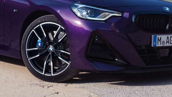 Différentiel M sport BMW Série 2 Coupé G42 2021 Thundernight metallic vue en gros plan de l’avant latéral Différentiel M sport BMW Série 2 Coupé G42 2021 Thundernight metallic vue en gros plan de l’avant latéral