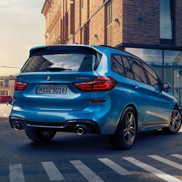 Extérieur de la BMW Série 2 Gran Tourer Extérieur de la BMW Série 2 Gran Tourer 220d xDrive F46 restylage 2018 Misano Blau metallic, vue de trois quarts arrière, en mouvement en centre-ville