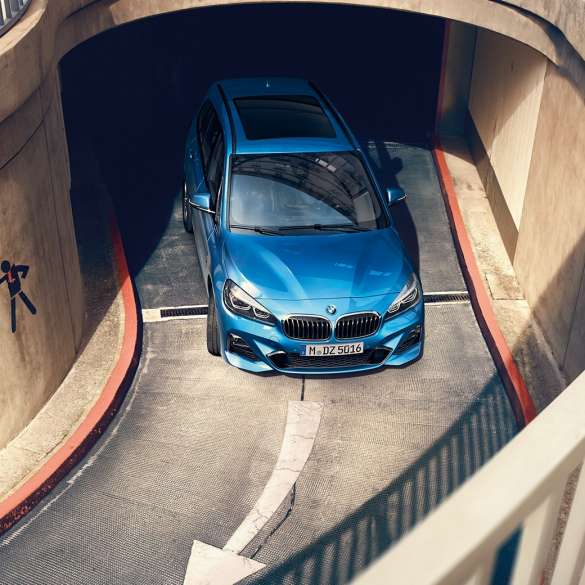 BMW Série 2 Gran Tourer en mouvement dans un parking couvert BMW Série 2 Gran Tourer F46 restylage 2018 Misano Blau metallic, vue en plongée, en mouvement dans un parking couvert