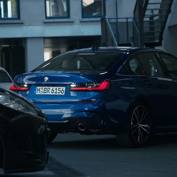 BMW Série 3 Berline avec M Performance Parts. G20 Vue de trois quarts face de la BMW Série 3 Berline avec M Performance Parts. G20