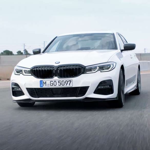 BMW Série 3 Berline avec M Performance Parts. G20 Vue de trois quarts face de la BMW Série 3 Berline avec M Performance Parts. G20