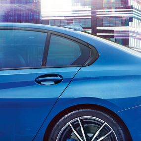 BMW Série 3 Berline, pli de Hofmeister. G20 Détail sur le côté d'une fenêtre arrière avec pli de Hofmeister. G20