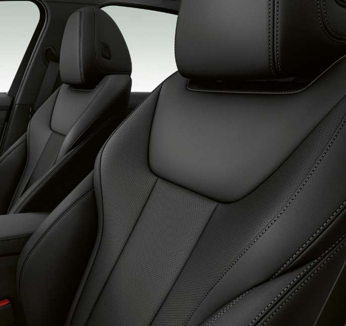 BMW Série 3 Berline, sièges avant du Modèle Sport. Gros plan latéral des sièges avant de la BMW Série 3 Berline, dotée de l’équipement du Modèle Sport.