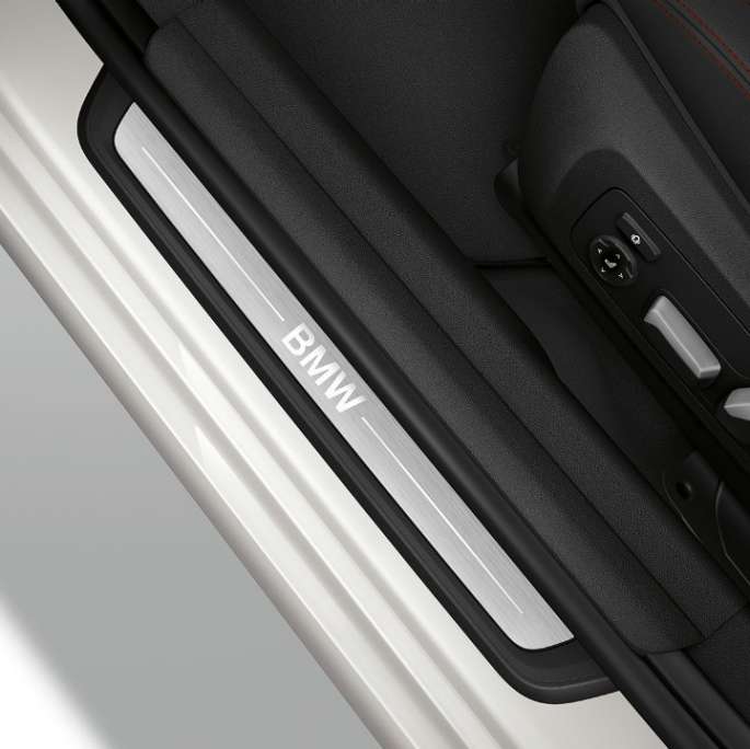 BMW Série 3 Berline, seuil de porte du Modèle Sport. Vue en plan d’un seuil de porte de la BMW Série 3 Berline dotée de l’équipement du Modèle Sport.