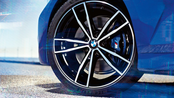 BMW Série 3 Berline, freins M sport. Détail de la roue de la BMW Série 3 Berline avec freins M sport.
