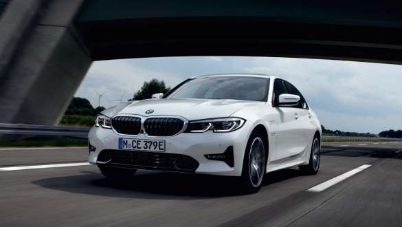 BMW Série 3 Berline hybride rechargeable 2021 G20, vue de trois quarts avant en mouvement BMW Série 3 Berline hybride rechargeable 2021 G20, vue de trois quarts avant en mouvement sur la route