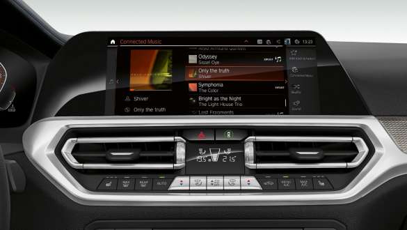 BMW Série 3 Berline, Connected Music. Gros plan frontal de l’affichage du poste de conduite de la BMW Série 3 Berline avec Connected Music.