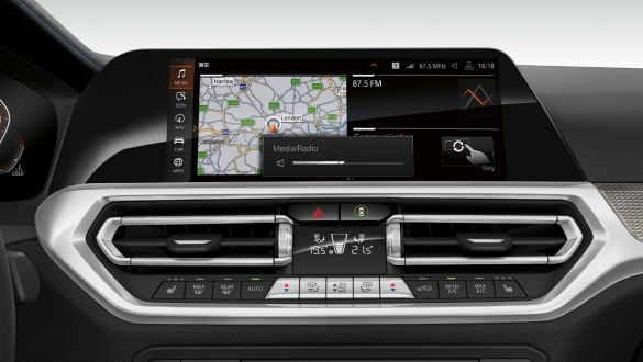 BMW Série 3 Berline, BMW Gesture Control Gros plan frontal de l’affichage du poste de conduite de la BMW Série 3 Berline avec BMW Gesture Control.