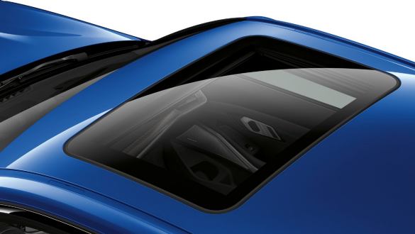 BMW Série 3 Berline, toit translucide Vue plongeante en diagonale de la BMW Série 3 Berline montrant son toit translucide fermé.