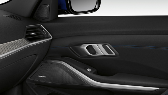 BMW Série 3 Berline, Harman Kardon Surround Sound System Gros plan du côté intérieur de la porte du passager avant éclairée, avec haut-parleur intégré du système audio Harman Kardon Surround Sound System.