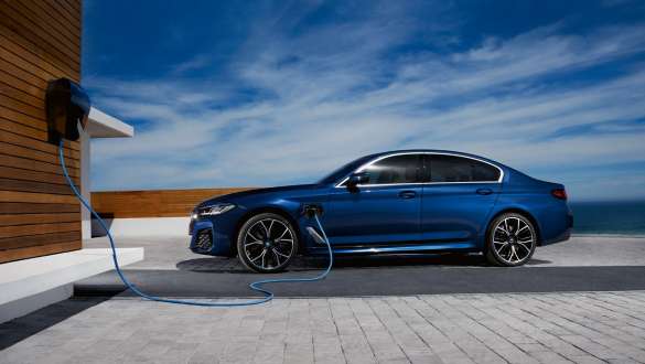 BMW Série 5 Berline hybride rechargeable 2021 G30, vue de profil BMW Série 5 Berline hybride rechargeable 2021 G30 vue de profil branchée à une BMW Wallbox
