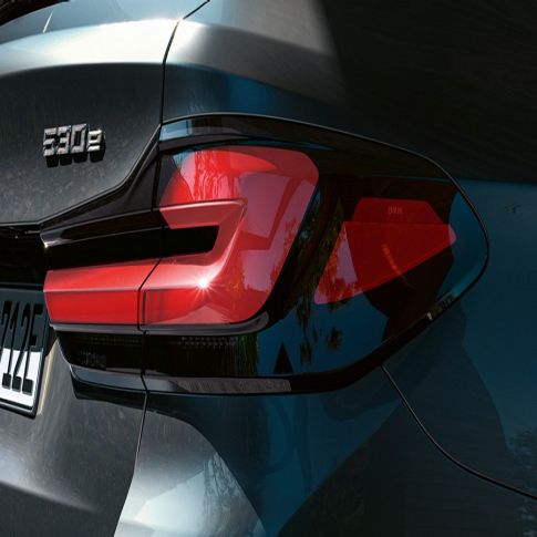 Feux arrière en forme 3D de la BMW Série 5 Touring G31 Feux arrière en forme 3D de la BMW Série 5 Touring G31 restylage 2020 en Sophistograu, vue en gros plan arrière