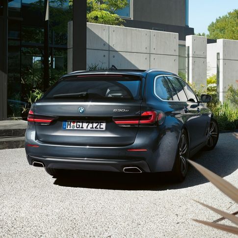 Jupe arrière et sorties d'échappement en forme libre de la BMW Série 5 Touring G31 Jupe arrière et sorties d'échappement en forme libre de la BMW Série 5 Touring G31 restylage 2020 en Sophistograu, vue en gros plan arrière