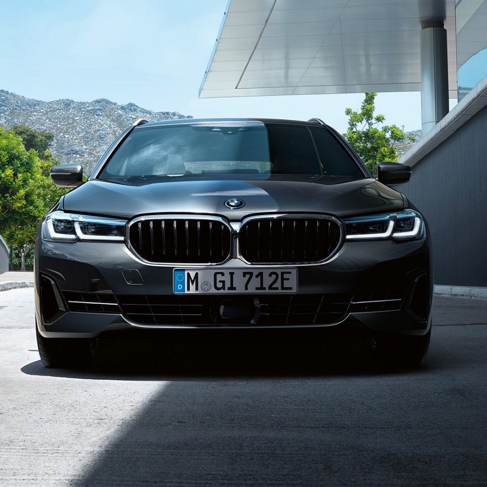 Naseaux et jupe avant de la BMW Série 5 Touring G31 Naseaux et jupe avant de la BMW Série 5 Touring G31 restylage 2020 en Sophistograu, vue en gros plan avant