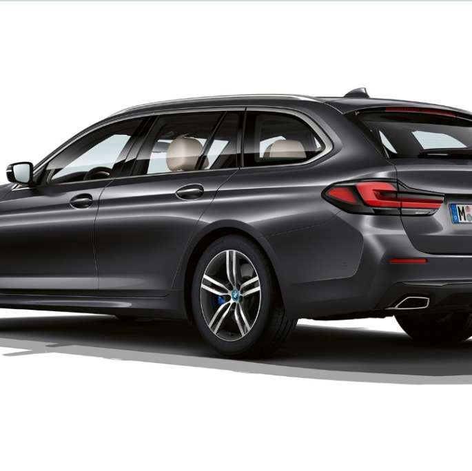 Équipement de base de la BMW Série 5 Touring G31, arrière Équipement de base de la BMW Série 5 Touring 530i G31 2020 en Sophistograu, vue de trois quarts arrière