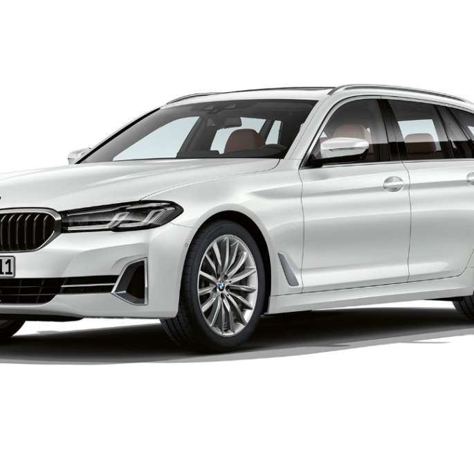 Modèle Luxury de la BMW Série 5 Touring G31, avant Modèle Luxury de la BMW Série 5 Touring 530i G31 2020 en Mineralweiß, vue de trois quarts avant