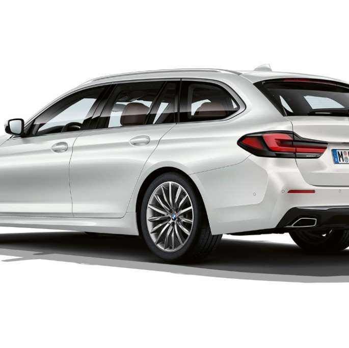 Modèle Luxury de la BMW Série 5 Touring G31, arrière Modèle Luxury de la BMW Série 5 Touring 530i G31 2020 en Mineralweiß, vue de trois quarts arrière