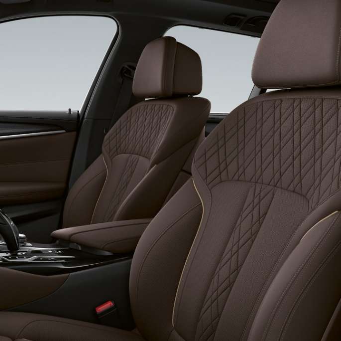 Modèle Luxury de la BMW Série 5 Touring G31, garnissage Garnissage en cuir Nappa Mokka exclusif avec surpiqûre exclusive et passepoil contrasté du Modèle Luxury de la BMW Série 5 Touring 530i xDrive G31 2020, habitacle