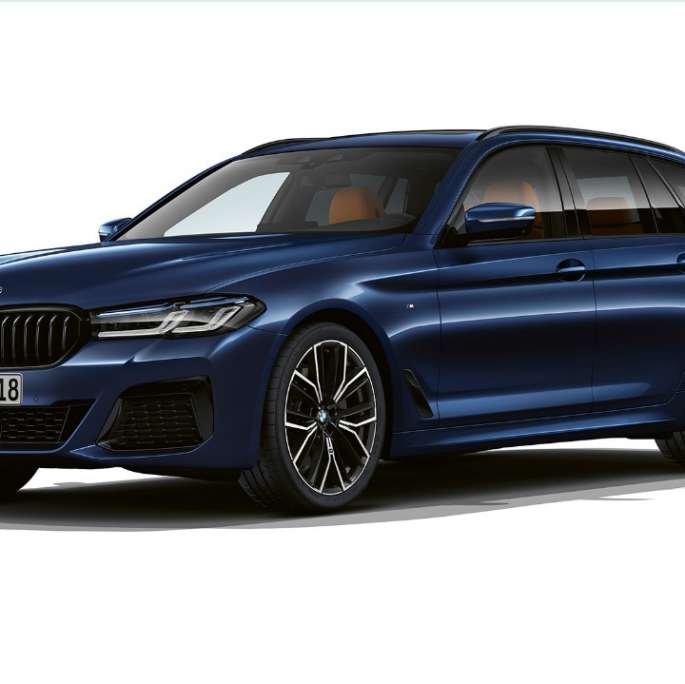 Kit M Sport de la BMW Série 5 Touring G31, avant Kit M Sport de la BMW Série 5 Touring 530e G31 2020 en Tansanitblau II metallic, vue de trois quarts avant