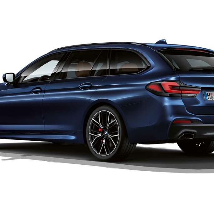 Kit M Sport de la BMW Série 5 Touring G31, arrière Kit M Sport de la BMW Série 5 Touring 530e G31 2020 en Tansanitblau II metallic, vue de trois quarts arrière