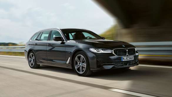 BMW Série 5 Touring hybride rechargeable 2021 G31, vue de trois quarts avant en mouvement BMW Série 5 Touring hybride rechargeable 2021 G31, vue de trois quarts avant en mouvement sur la route