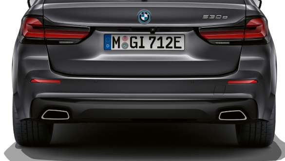 Sortie d'échappement apparente et trapézoïdale de la BMW Série 5 Touring G31 Sortie d'échappement apparente et trapézoïdale de la BMW Série 5 Touring G31 restylage 2020, vue en gros plan arrière