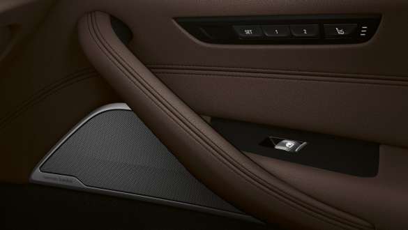 Bowers & Wilkins Diamond Surround Sound System de la BMW Série 5 Touring G31 Bowers & Wilkins Diamond Surround Sound System de la BMW Série 5 Touring G31 restylage 2020, intérieur, vue en gros plan de la portière