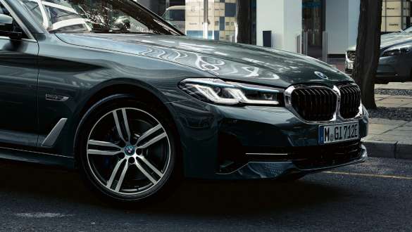 Integral Active Steering de la BMW Série 5 Touring G31 Integral Active Steering de la BMW Série 5 Touring G31 restylage 2020, vue de trois quarts avant, en mouvement