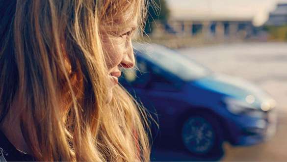 BMW Service Inclusive BMW Service Inclusive femme devant une BMW