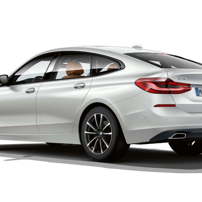 Équipement de base de la BMW Série 6 Gran Turismo 2020, arrière Équipement de base de la BMW Série 6 Gran Turismo G32 620d 2020 Mineralweiß metallic, vue de trois quarts arrière