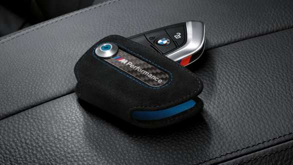 Étui porte-clés M Performance en Alcantara/carbone de la BMW Série 6 Gran Turismo G32 2020 Étui porte-clés M Performance en Alcantara/carbone de la BMW Série 6 Gran Turismo G32 2020, vue en gros plan