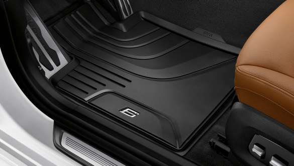 Tapis de sol BMW tous temps à l'avant de la BMW Série 6 Gran Turismo G32 2020 Tapis de sol BMW tous temps à l’avant de la BMW Série 6 Gran Turismo G32 2020, vue en gros plan
