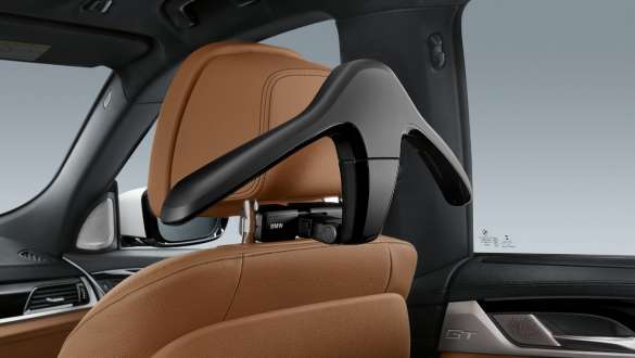 Cintre BMW Schwarz Travel & Comfort de la BMW Série 6 Gran Turismo G32 2020 Cintre BMW Schwarz Travel & Comfort de la BMW Série 6 Gran Turismo G32 2020, vue en gros plan