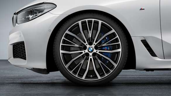 Jantes BMW 21" en alliage léger, à rayons en V 687, bicolores, jante individuelle sans pneu à l’avant de la BMW Série 6 Gran Turismo G32 2020 Jantes BMW 21" en alliage léger, à rayons en V 687, bicolores, jante individuelle sans pneu à l’avant de la BMW Série 6 Gran Turismo G32 2020, vue en gros plan