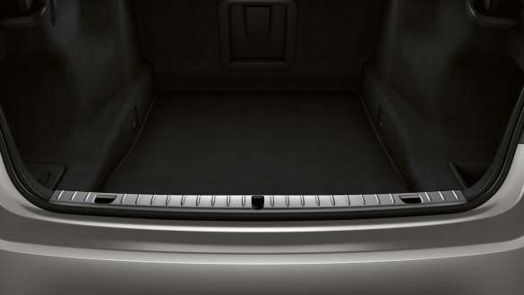 BMW Série 7 Berline, seuil de chargement en acier inoxydable BMW Série 7 Berline : vue en gros plan du seuil de chargement en acier inoxydable du compartiment à bagages ouvert